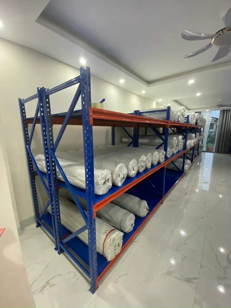 Kệ trung tải 3 tầng giúp tối ưu lưu trữ hiệu quả.