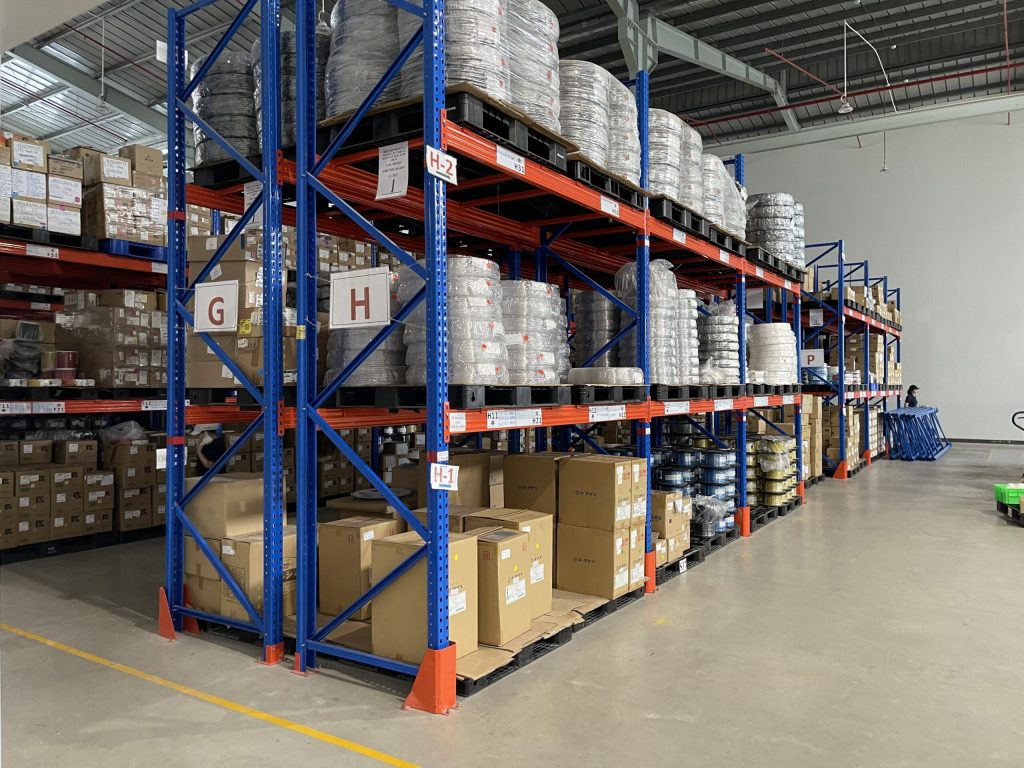 Đội ngũ kỹ thuật NCT Việt Nhật lắp đặt kệ trung tải tại quận 10