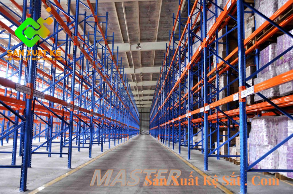 Đội ngũ NCT Việt Nhật lắp đặt kệ trung tải tại xưởng sản xuất