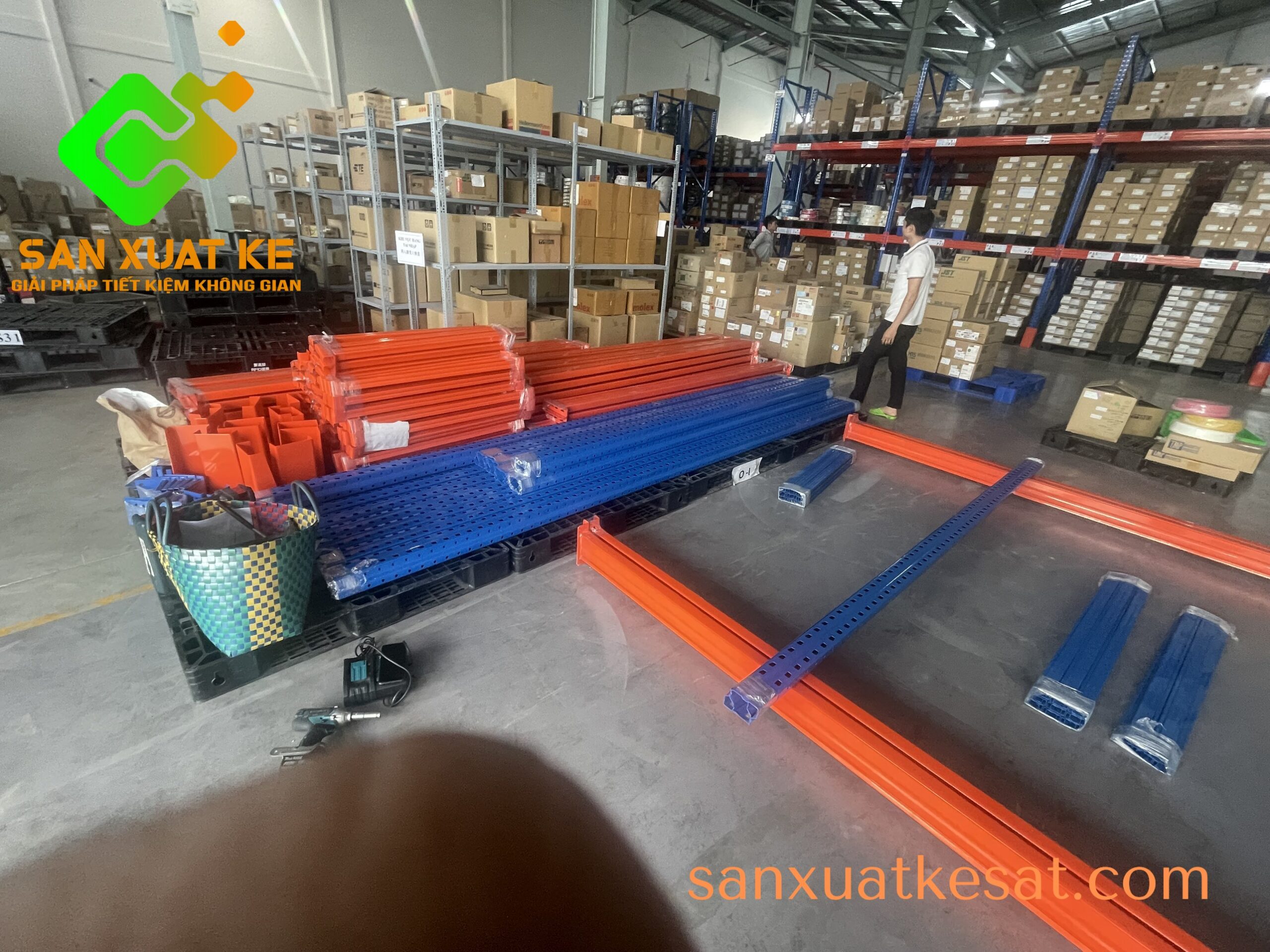Thi công lắp đặt kệ trung tải tận nơi
