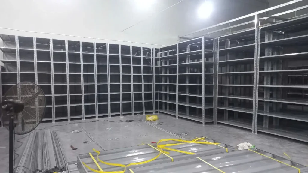 Kệ sắt đựng hồ sơ trong kho lưu trữ lớn, sắp xếp tài liệu ngăn nắp