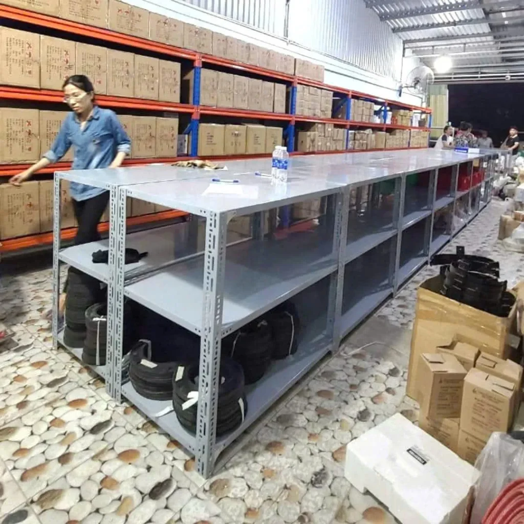 Kệ sắt V lỗ đa năng dùng trong kho vật tư