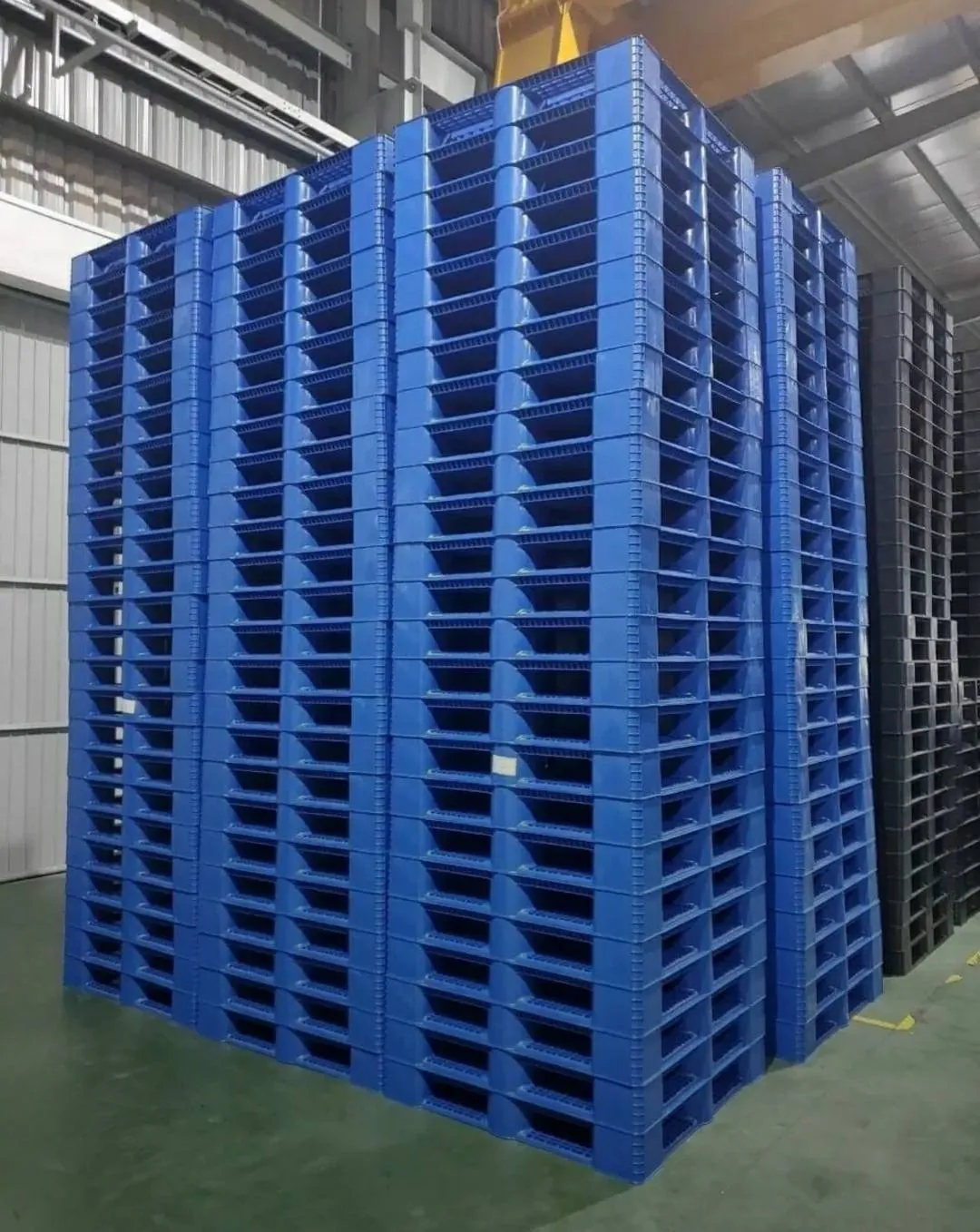 Hướng dẫn chọn đúng kệ cho pallet nhựa an toàn