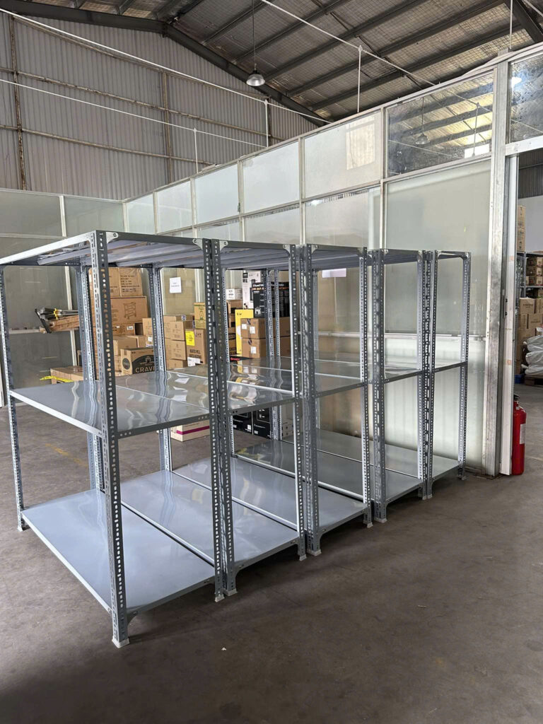Kệ sắt v lỗ 3 tầng chịu lực để hàng