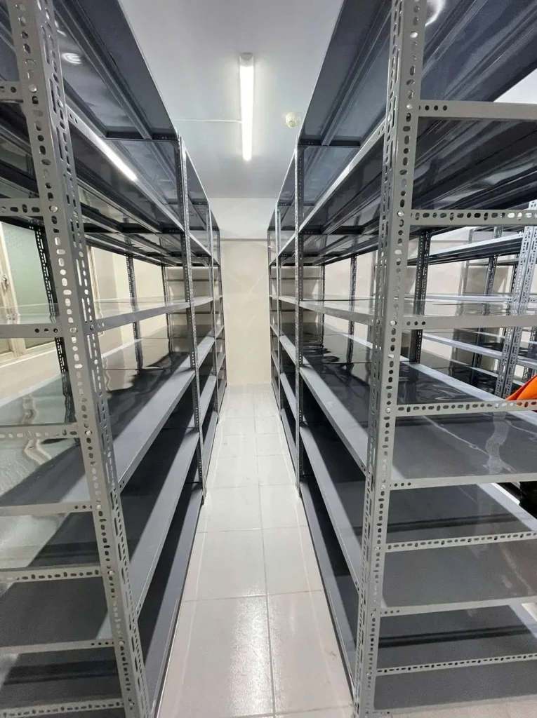 Kệ sắt lắp ráp được chụp tại kho hàng thực