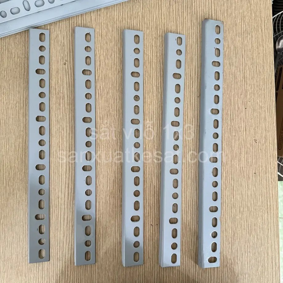 Ảnh thực tế sắt V lỗ 1x3
