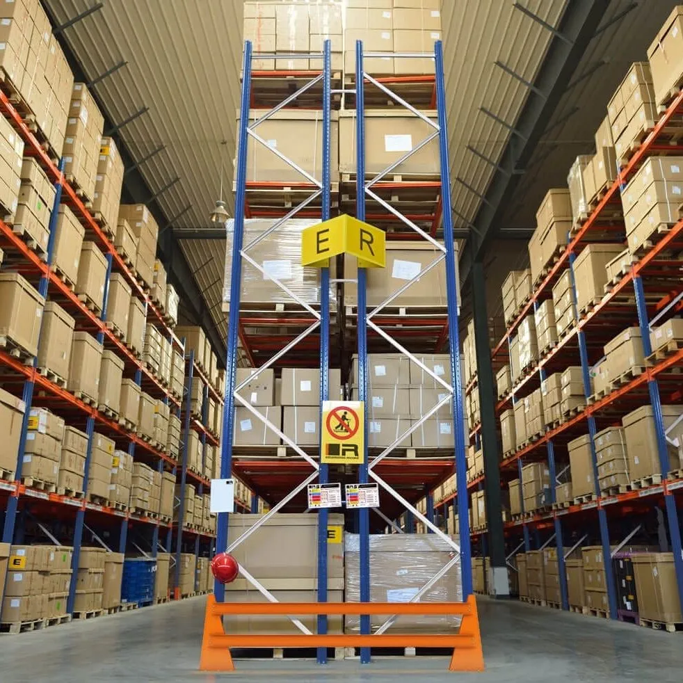 Kệ chứa hàng trong kho được phân theo tải trọng