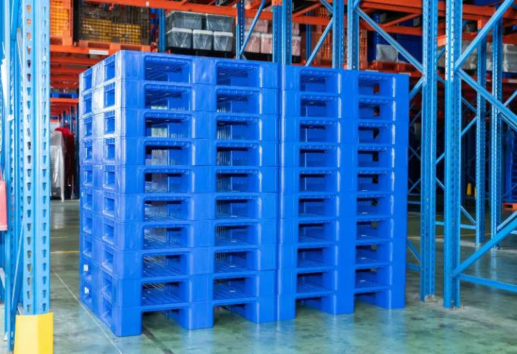 Kệ sắt chuyên dùng để lưu trữ pallet nhựa an toàn
