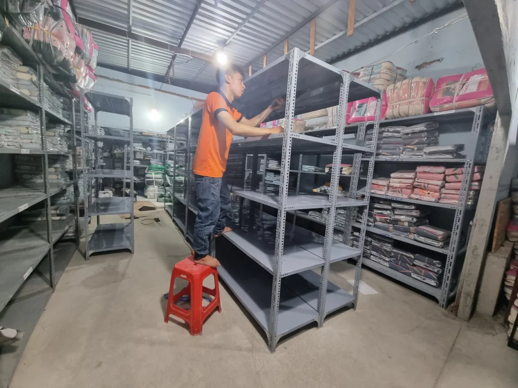 Kệ sắt V lỗ thanh lý giá rẻ chất lượng