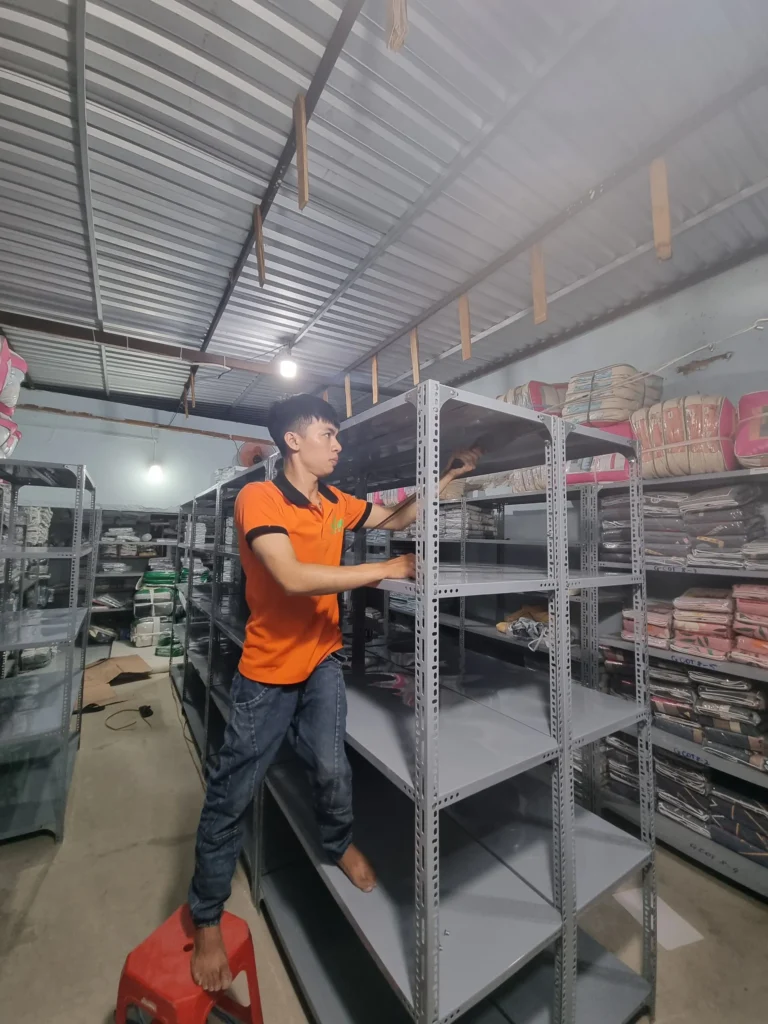 Mua kệ v lỗ cũ giá rẻ cho kho hàng