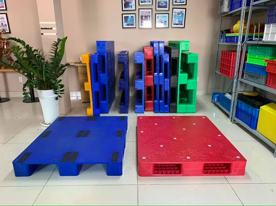 Pallet nhựa giúp lót sàn sạch sẽ, chống ẩm hiệu quả