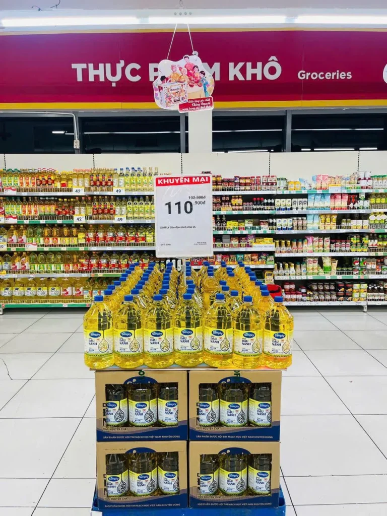 Siêu thị mini Vinmart trưng bày hàng tiêu dùng