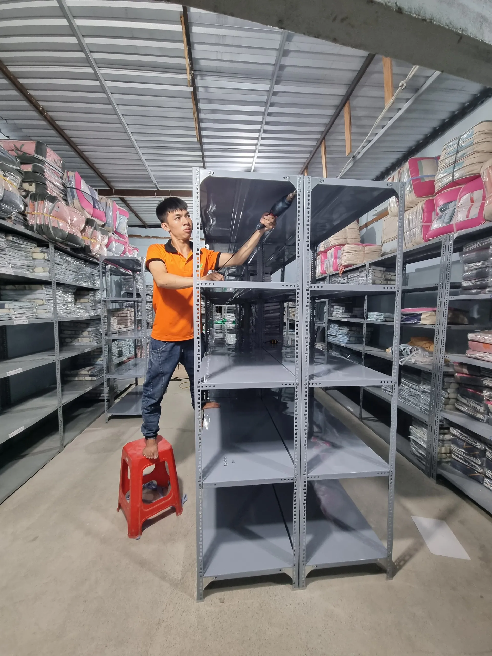 Thanh lý kệ sắt V lỗ cũ giá rẻ