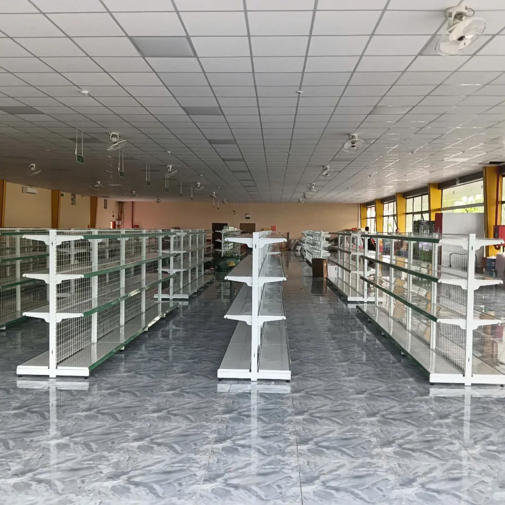 Kệ sắt trưng bày sản phẩm trong cửa hàng
