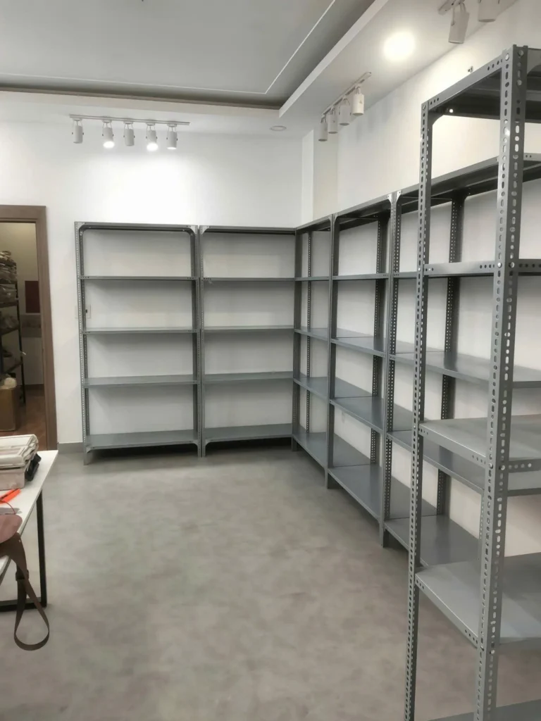 Kệ sắt v lỗ Gò Vấp dùng để lưu trữ hàng hóa