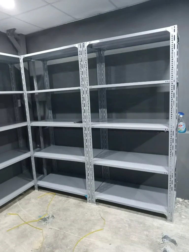 Kệ Sắt V Lỗ Quận 8 bền bỉ và tiện dụng