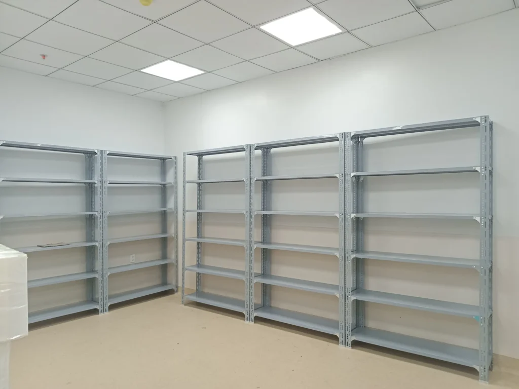 Kệ sắt v lỗ Tân Bình dùng để lưu trữ hàng hóa