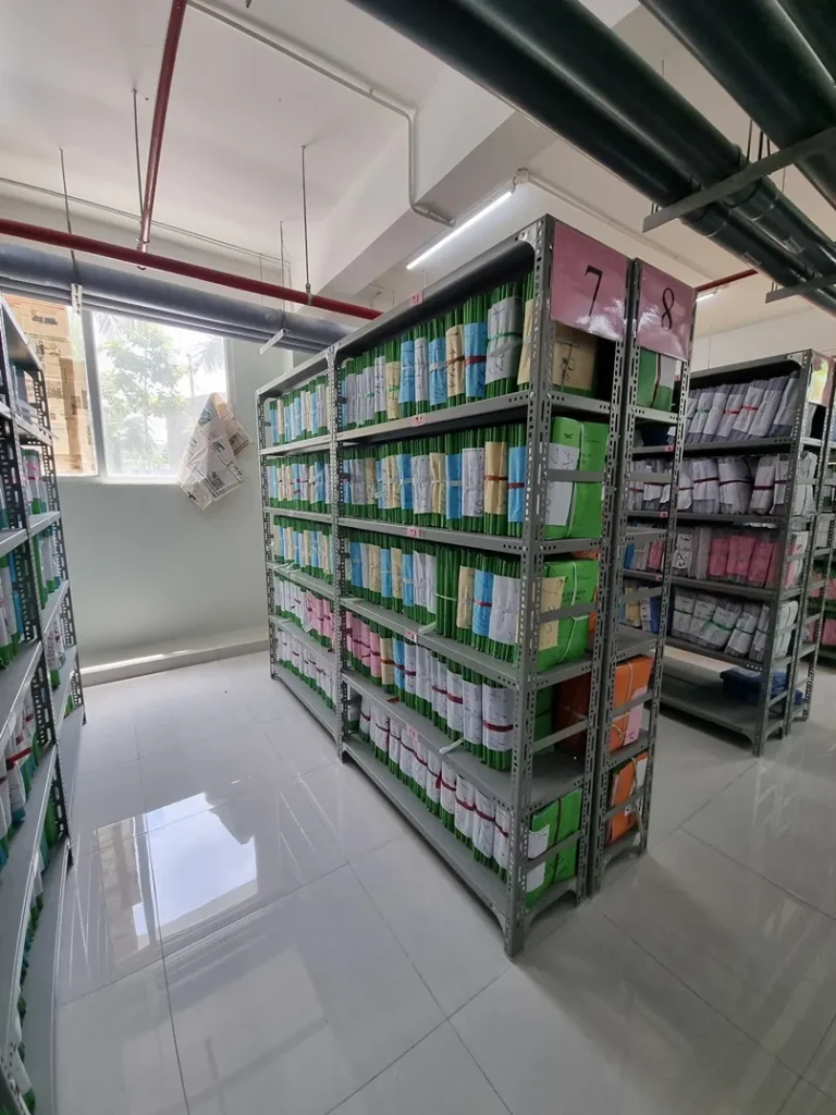 Hệ thống kệ đựng hồ sơ sắt V lỗ tải trọng lớn lắp đặt trong kho.