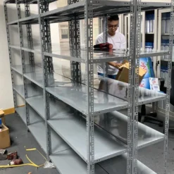Dãy kệ sắt để hồ sơ văn phòng lắp nối tiếp trong kho chứng từ.