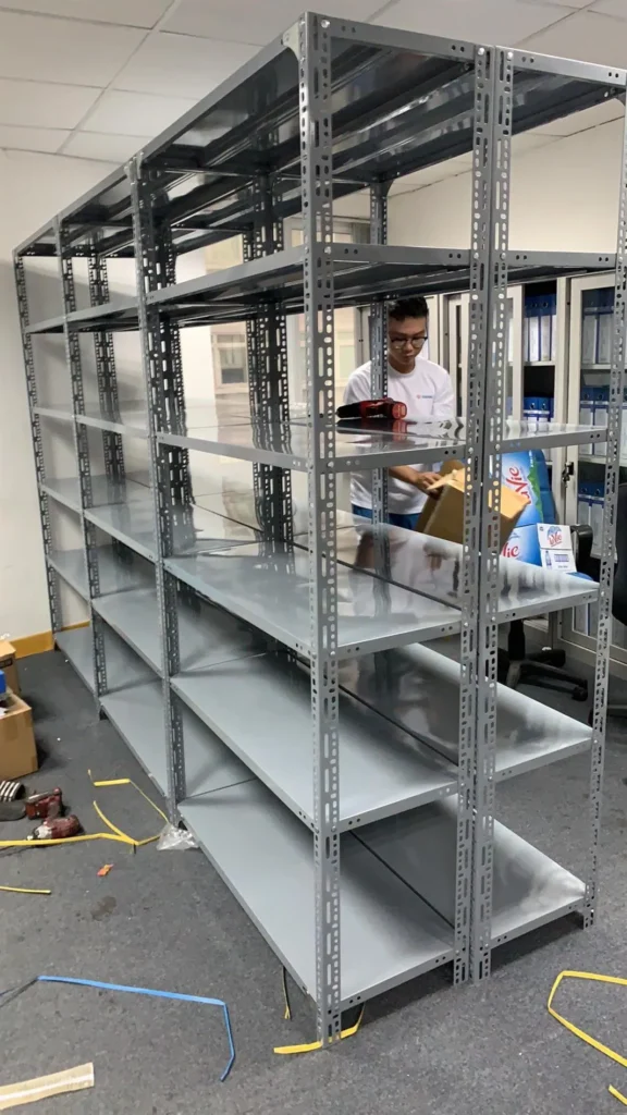 Dãy kệ sắt để hồ sơ văn phòng lắp nối tiếp trong kho chứng từ.