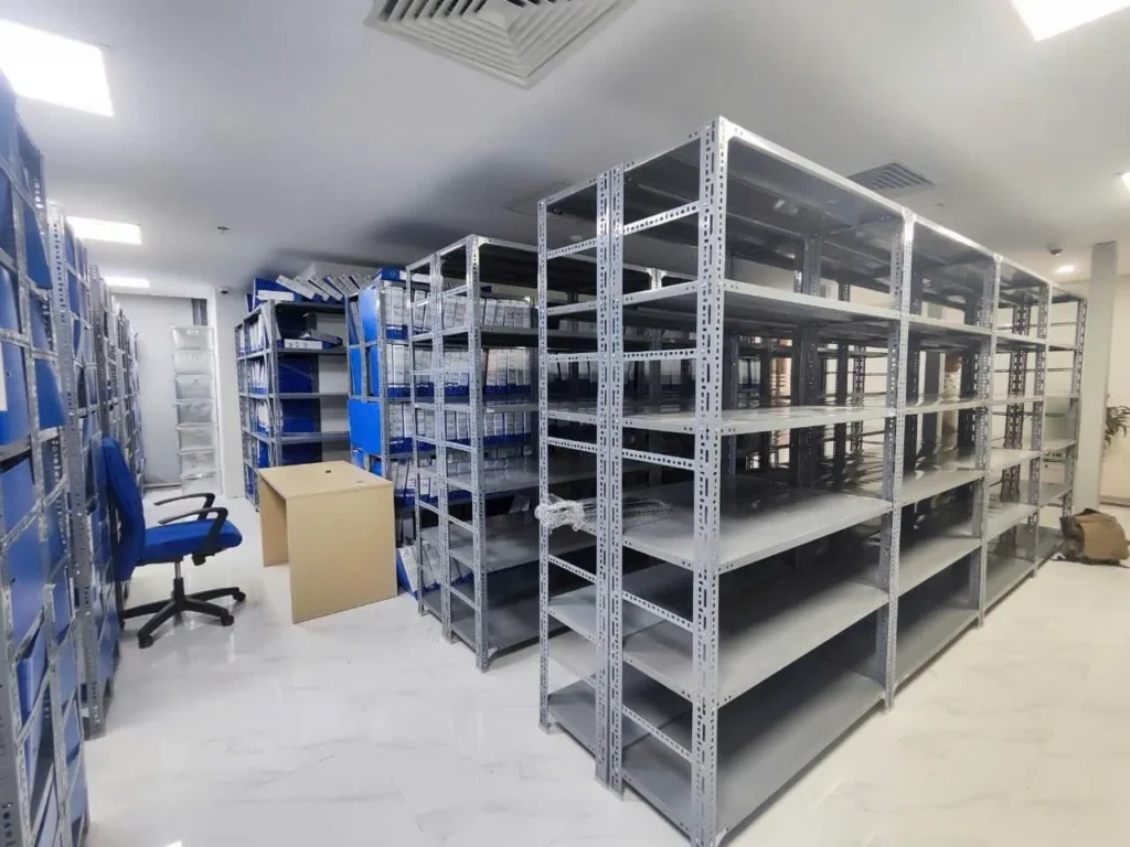 Mẫu kệ sắt đựng hồ sơ xếp đầy các kẹp file càng cua xanh.