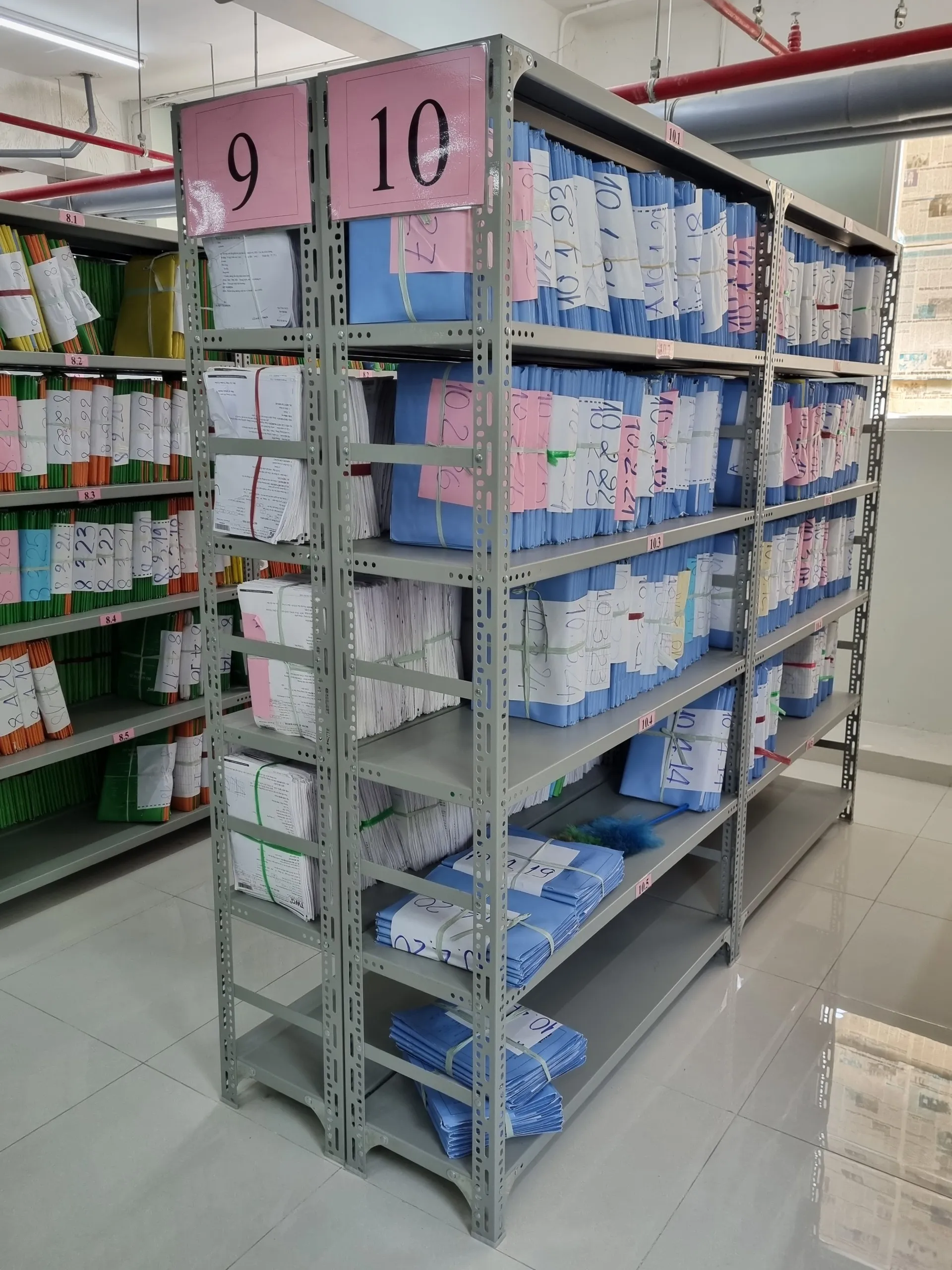 Ảnh thực tế Kệ Sắt Đựng Hồ Sơ Văn Phòng màu ghi tại công ty.